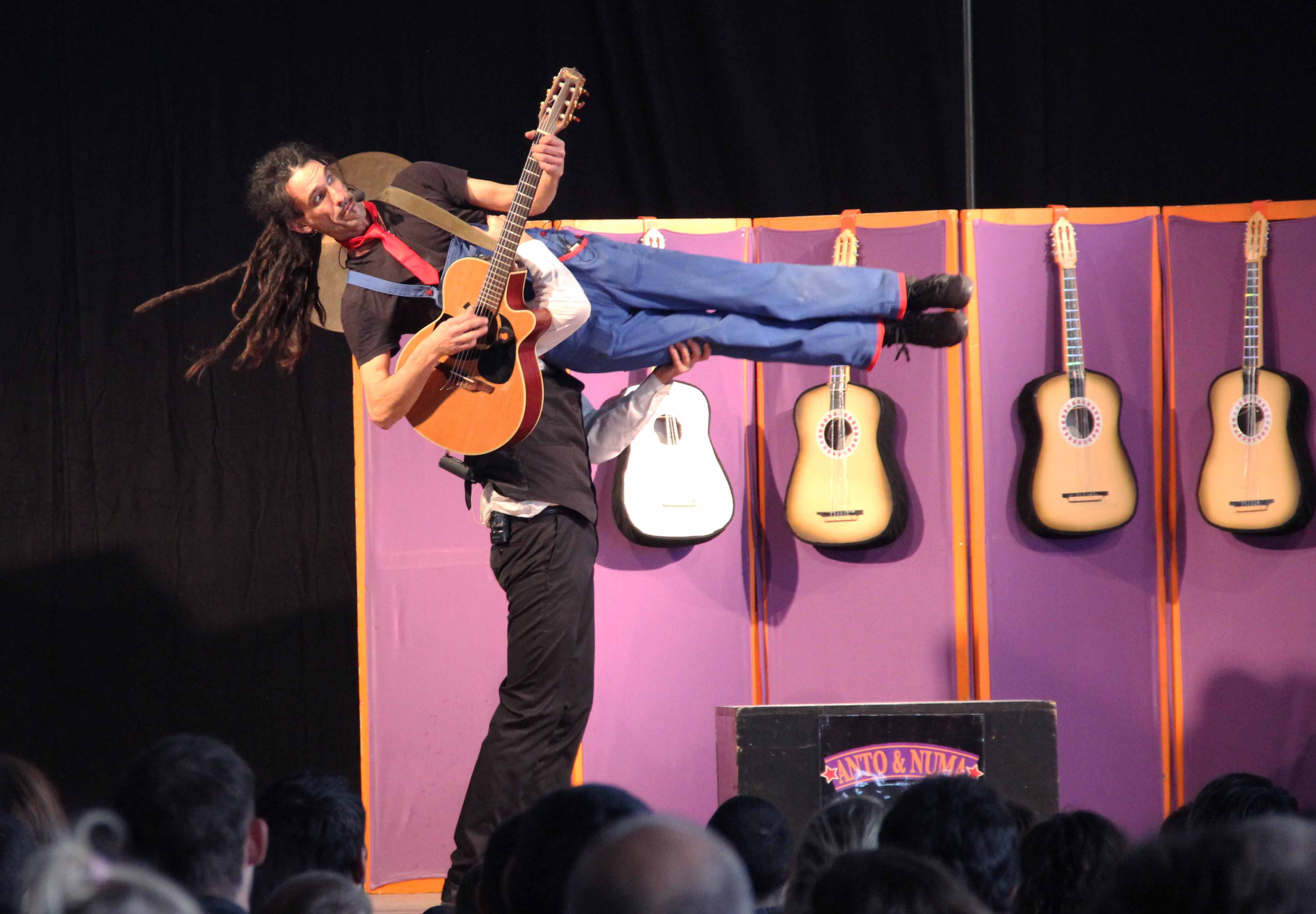 Duo de Cirque Burlesque (Jonglerie, Magie, Musique Live et Acrobaties)